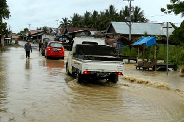Sungai Kalola Meluap,...