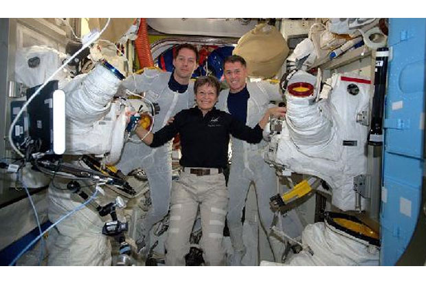 Astronot-Kosmonot Lalui...