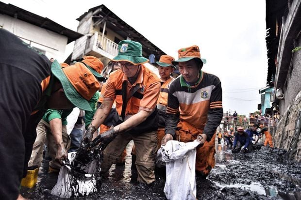 Bermandikan Lumpur,...