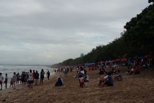 Pengunjung Pantai Kuta...