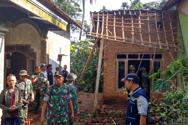 TNI Perbaiki Rumah Warga...