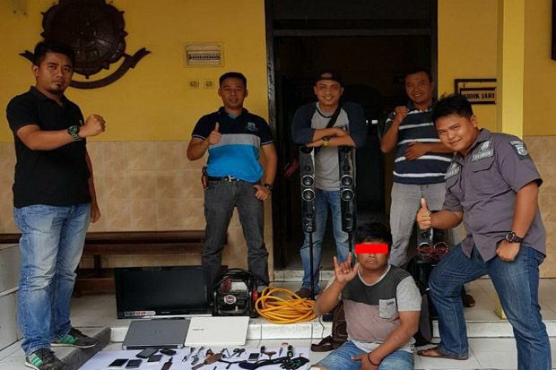 Maling Rumah Ini Mengacungkan...