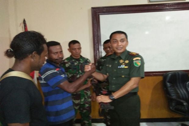 Mantan Tentara OPM Serahkan...