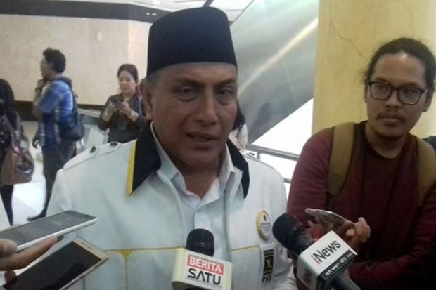 Pakai Atribut Partai,...