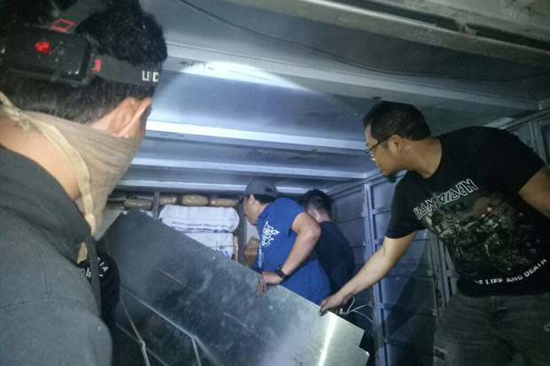 Polisi Cegat Pengiriman...