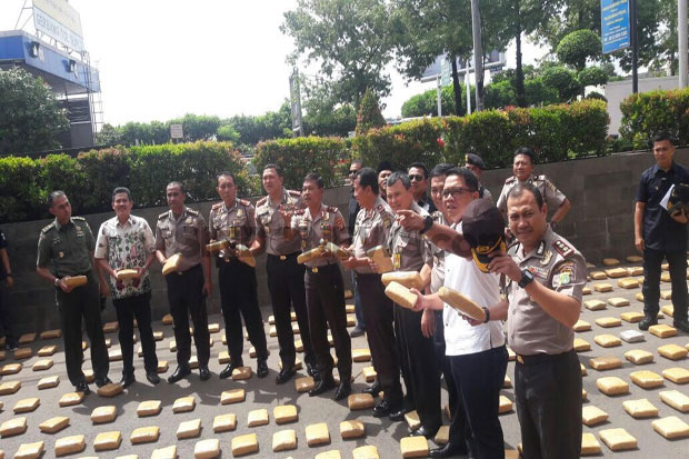 Ungkap 1,3 Ton Ganja,...