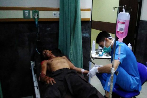 Elf Senggolan dengan...