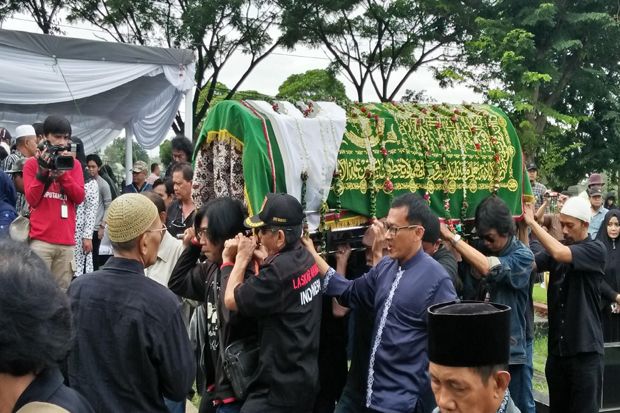Babeh Yon Koeswoyo Dimakamkan,...