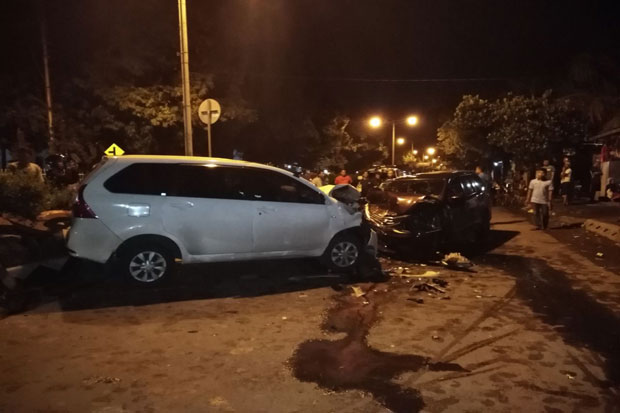 Tabrakan Avanza versus...
