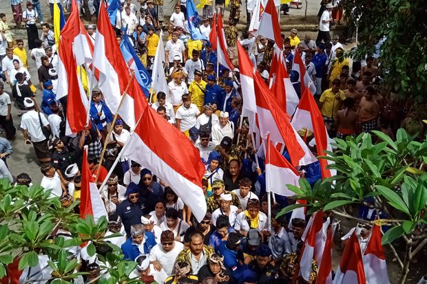 Puluhan Ribu Massa Iringi...