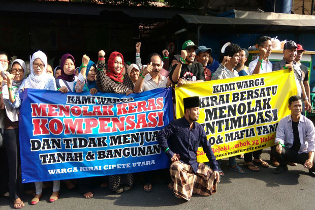 Tolak Penggusuran, Warga...