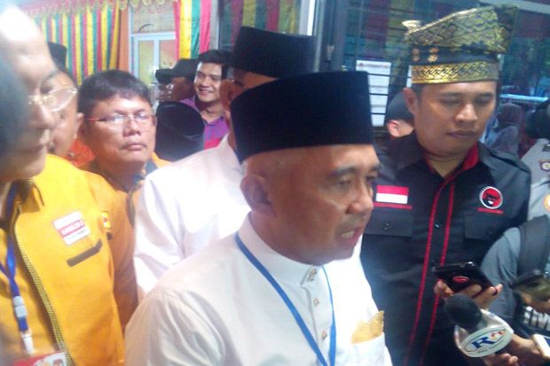 Diiring Hujan, Petahana...