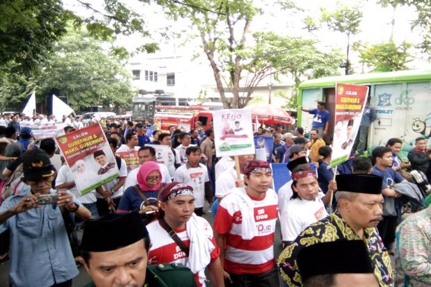 Pakai Baju Serba Putih,...