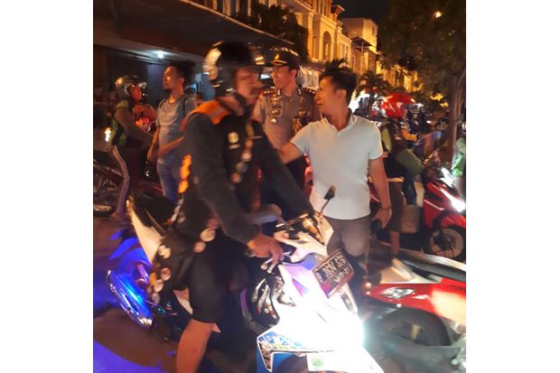 Rosi Dipukul, Puluhan...