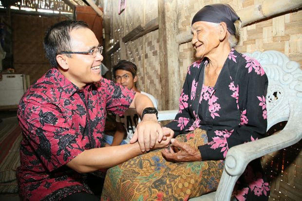 Kunjungi Lansia, Bupati...