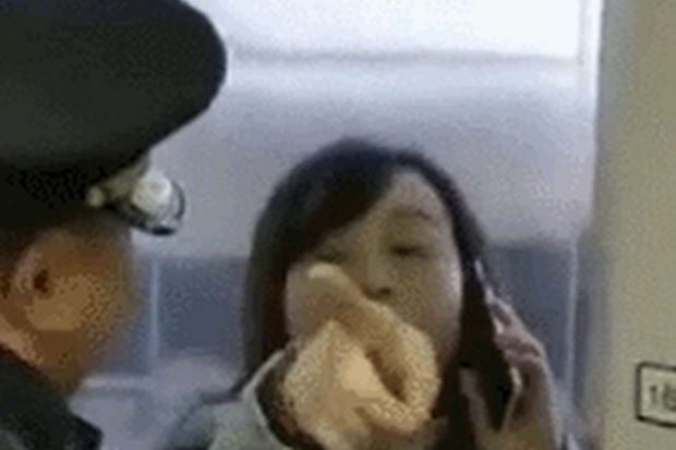 Wanita China Halangi...
