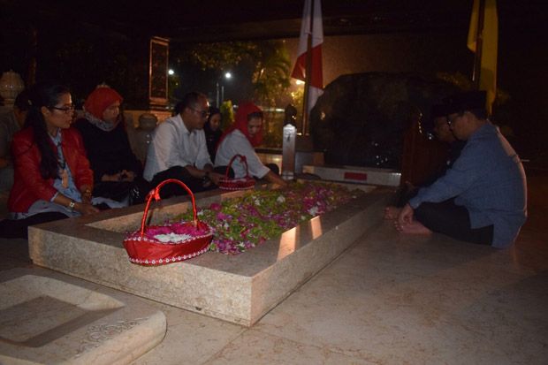 Puti Guntur Soekarno...