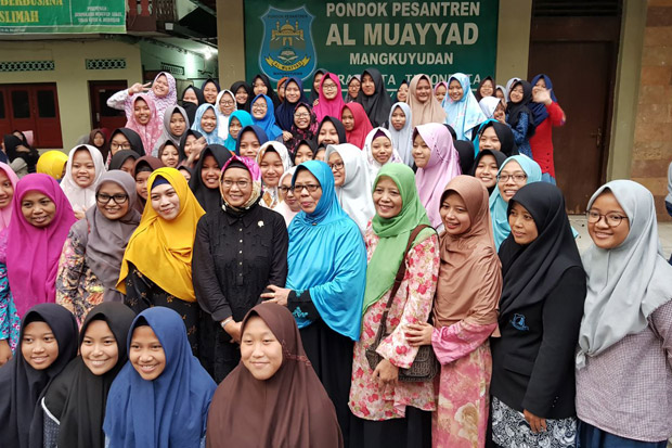 Menlu Menyambangi Pesantren...