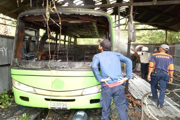 Bus Terbakar di Garasi...