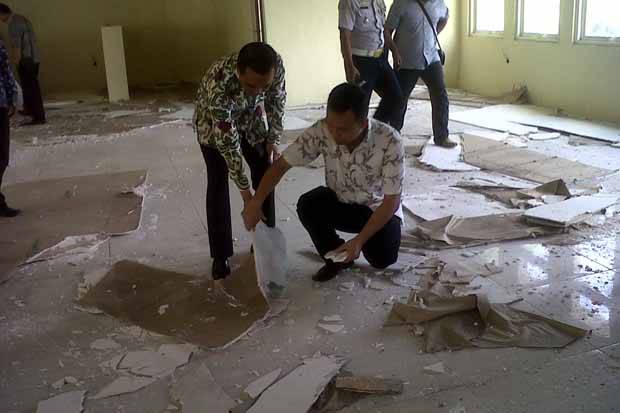 Kantor KPU Bekasi Ambruk,...