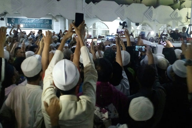 Ribuan Umat Muslim Padati...