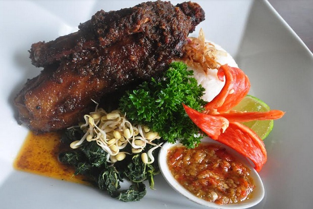 Menikmati Bebek Bumbu...
