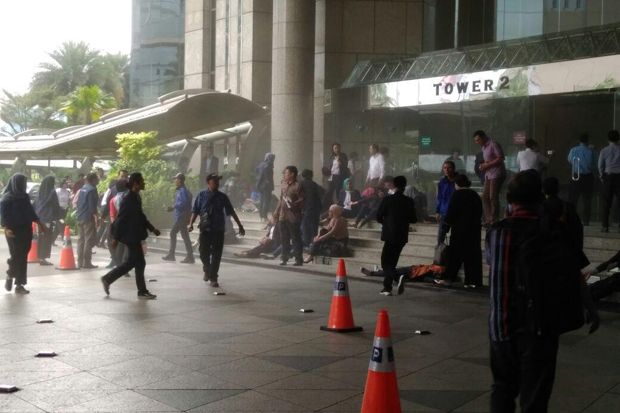 Balkon Gedung BEI Ambruk,...