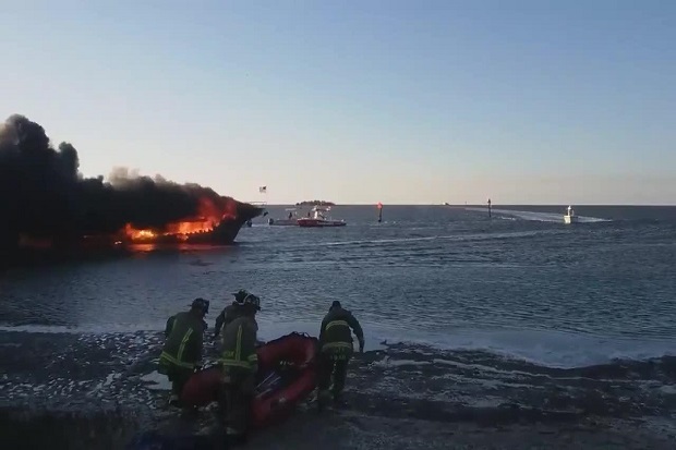 Kapal Kasino Terbakar...