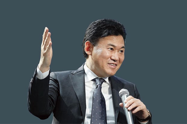 Hiroshi Mikitani Mengejar...