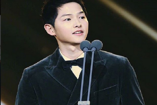 Song Joong Ki Beri Bantuan...