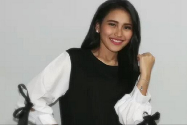 Ayu Ting Ting Beri Senyum...