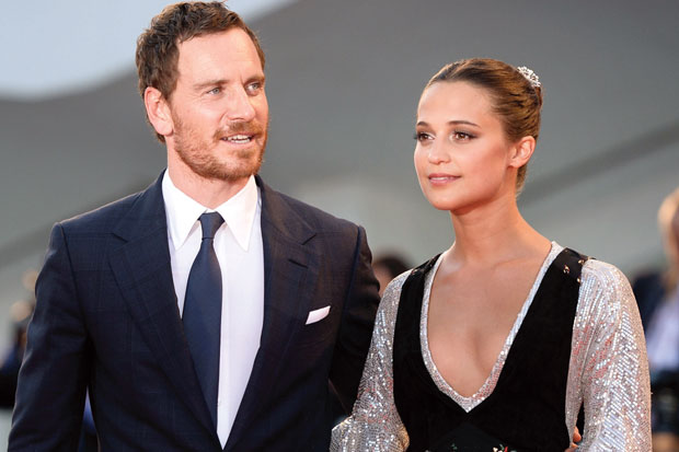 Romansa Alicia Vikander...