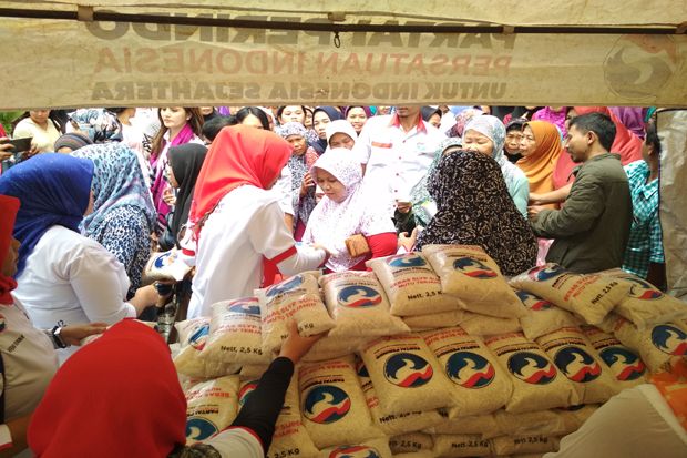 Bagikan Paket Sembako,...