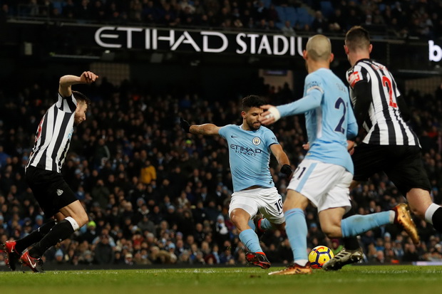 Hat-Trick Aguero Bikin...
