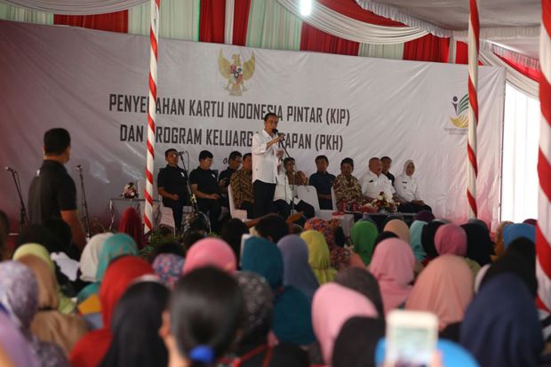 Serahkan Bantuan PKH,...