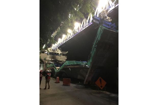 Dua Korban Ambruknya...