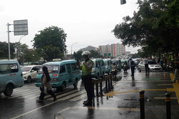 Unjuk Rasa di Balai...