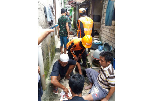 Tertimpa Tembok, Warga...