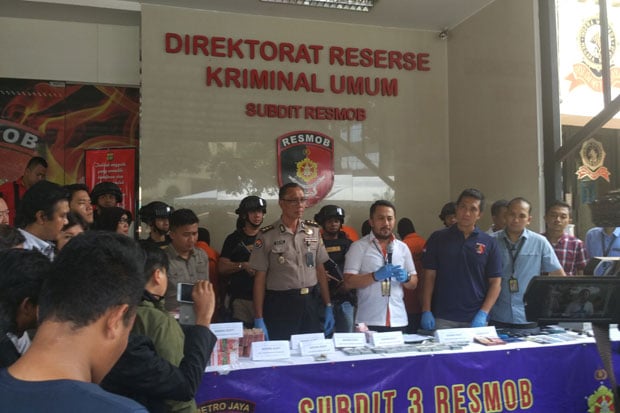 Komplotan Pembuat Upal...
