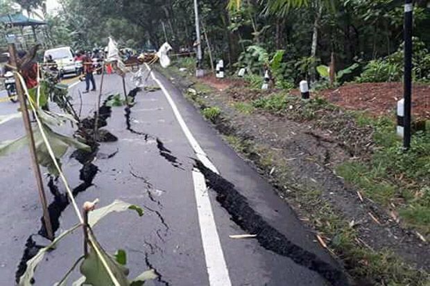 Hoax, Foto Jalan Terbelah...