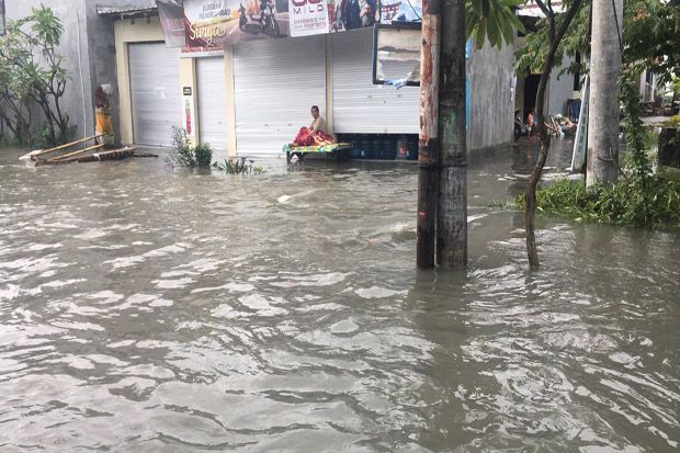 Diguyur Hujan, Denpasar-Badung...