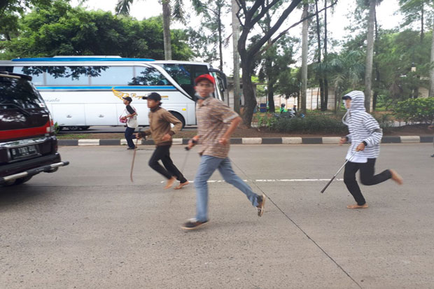 Bawa Ragam Senjata,...