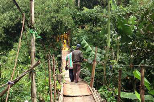 Perbaiki Jembatan Gantung,...