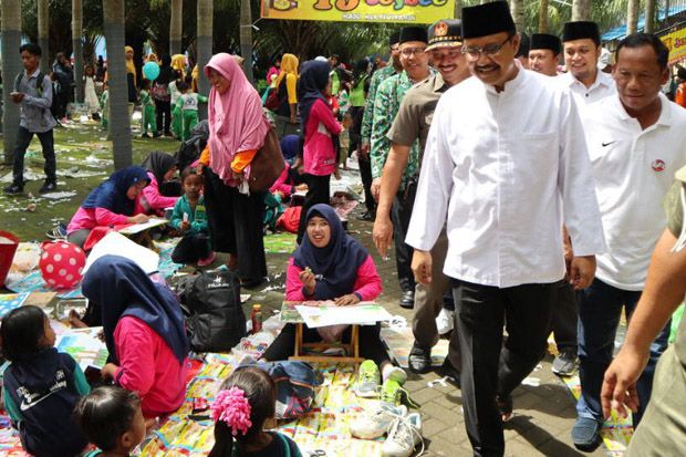 Gus Ipul Beri Perhatian...