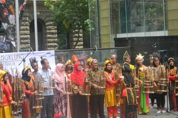 Bermain Angklung di...