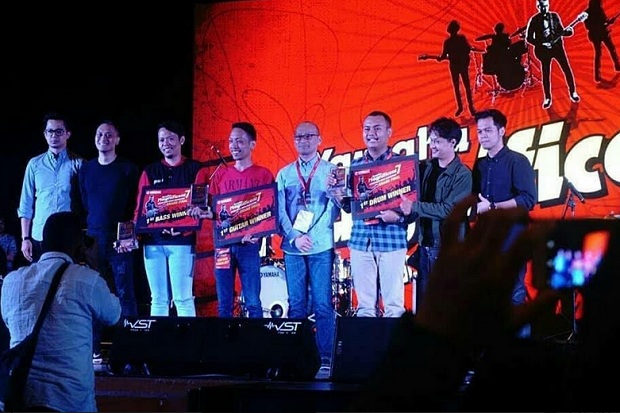 Gitaris Batam Kenny...