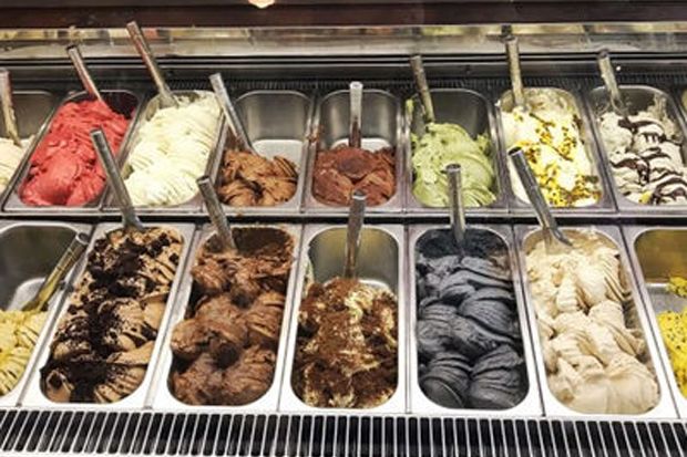 Menikmati Es Krim Langsung...