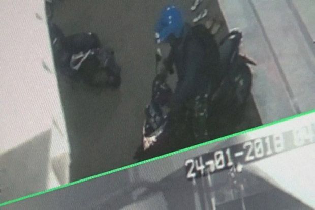 Terekam CCTV, Pria Berpakaian...