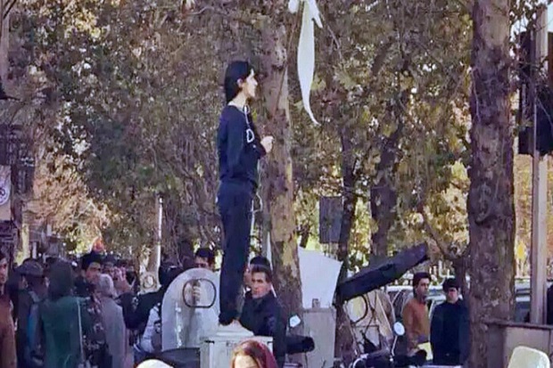 Iran Lepaskan Wanita...
