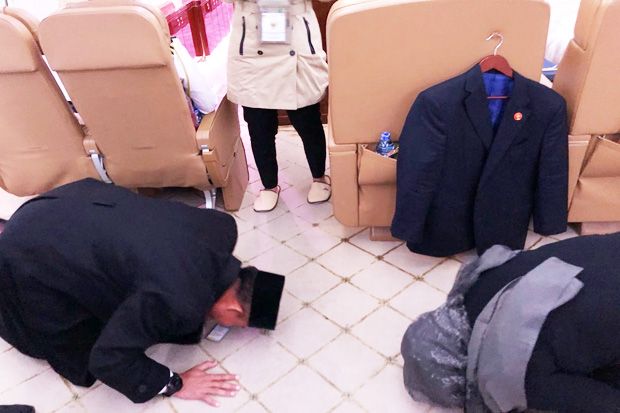 Menlu Sujud Syukur Saat...